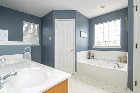 Bath - 811 St Ives, Benton, AR 72019 photo 2 of 4
