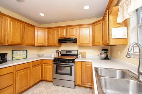 Kitchen - 811 St Ives, Benton, AR 72019 photo 2 of 3