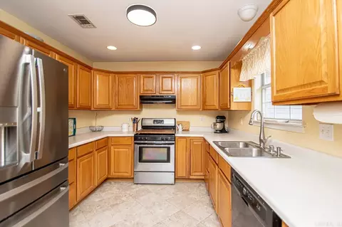 Kitchen - 811 St Ives, Benton, AR 72019 photo 1 of 3