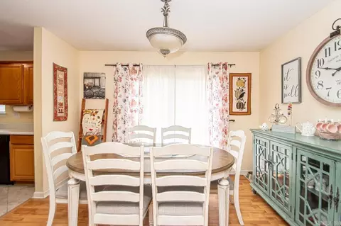 Dining - 811 St Ives, Benton, AR 72019 photo 1 of 2