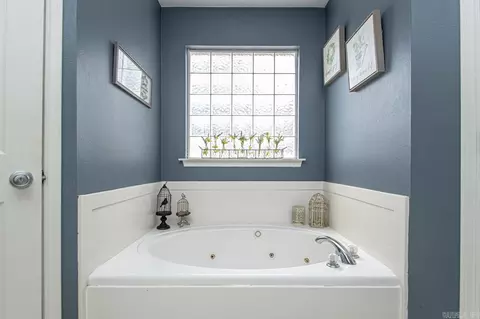 Bath - 811 St Ives, Benton, AR 72019 photo 4 of 4