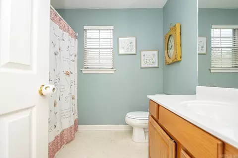 Bath - 811 St Ives, Benton, AR 72019 photo 1 of 4