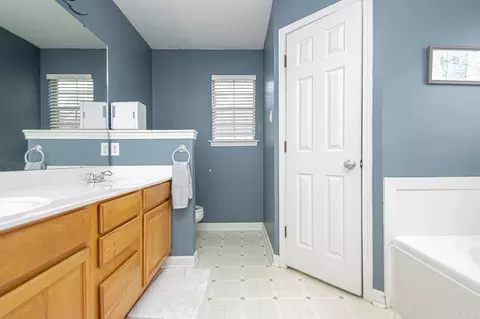 Bath - 811 St Ives, Benton, AR 72019 photo 3 of 4