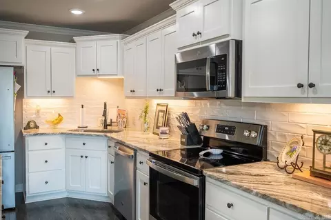Kitchen - 71 Cimarron Cir, Cabot, AR 72023 photo 6 of 7