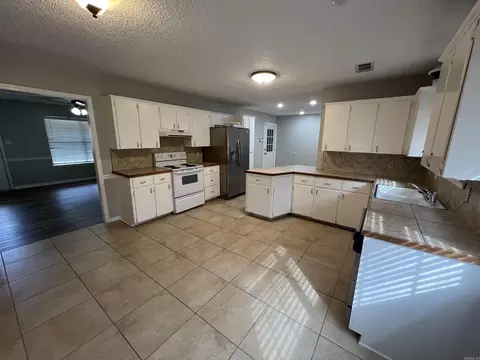 Kitchen - 1811 Applewood Cv, Beebe, AR 72012 photo 3 of 6