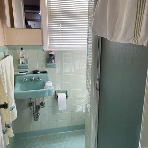 Bath - 926 E Mill St, Malvern, AR 72104 photo 3 of 4