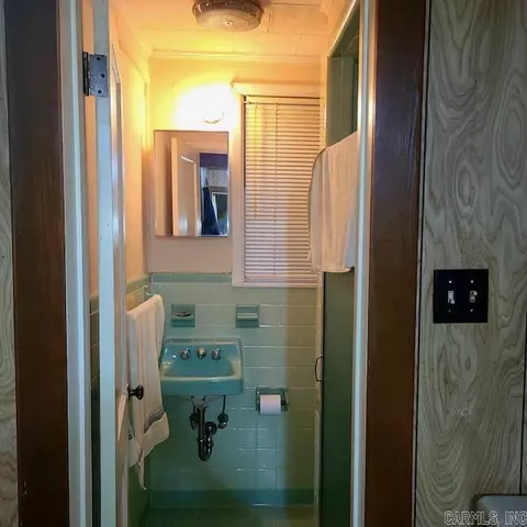 Bath - 926 E Mill St, Malvern, AR 72104 photo 2 of 4