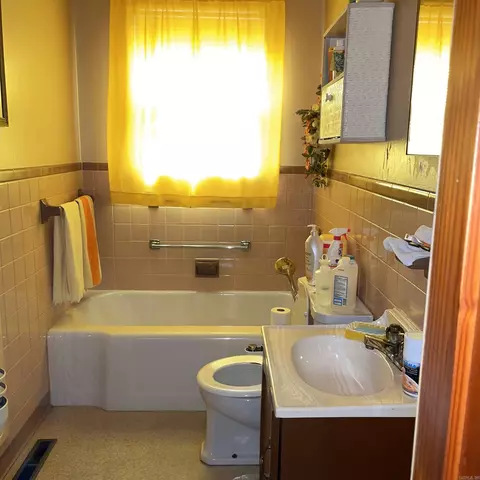 Bath - 926 E Mill St, Malvern, AR 72104 photo 1 of 4