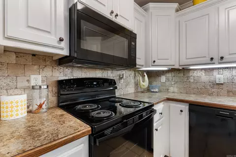 Kitchen - 16 Mill Creek Dr, Ward, AR 72176 photo 2 of 3