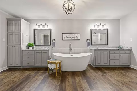 Bath - 1202 Windsor Ct, Benton, AR 72019 photo 2 of 6