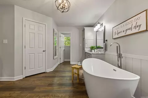 Bath - 1202 Windsor Ct, Benton, AR 72019 photo 3 of 6