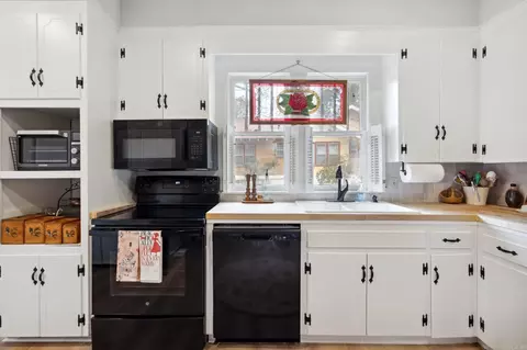 Kitchen - 225 E Conway St, Benton, AR 72015 photo 2 of 2