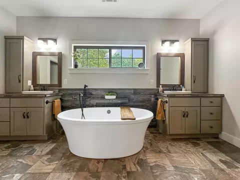 Bath - 95 Pryor Mountain Dr E, Quitman, AR 72131 photo 2 of 4