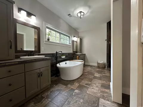 Bath - 95 Pryor Mountain Dr E, Quitman, AR 72131 photo 1 of 4