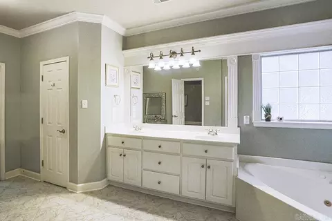 Bath - 7202 Worth Ave, Benton, AR 72019 photo 2 of 6