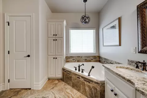 Bath - 1005 Edinburgh Dr, Conway, AR 72034 photo 3 of 4
