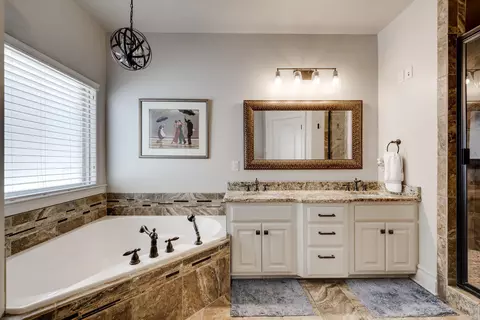 Bath - 1005 Edinburgh Dr, Conway, AR 72034 photo 1 of 4