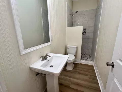 Bath - 624 Mann St, Malvern, AR 72104 photo 1 of 2