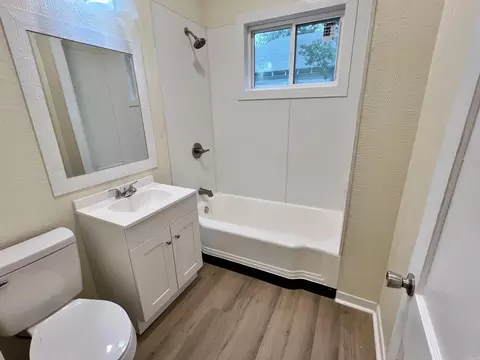 Bath - 624 Mann St, Malvern, AR 72104 photo 2 of 2