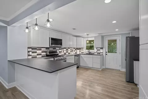 Kitchen - 2518 Wright Ave, Benton, AR 72019 photo 3 of 6