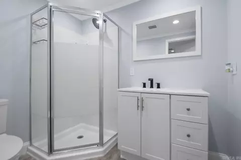 Bath - 2518 Wright Ave, Benton, AR 72019 photo 1 of 5