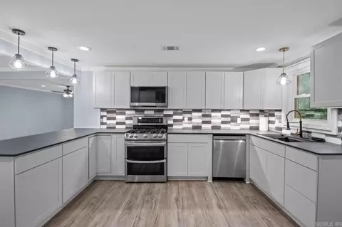 Kitchen - 2518 Wright Ave, Benton, AR 72019 photo 4 of 6