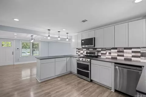 Kitchen - 2518 Wright Ave, Benton, AR 72019 photo 1 of 6