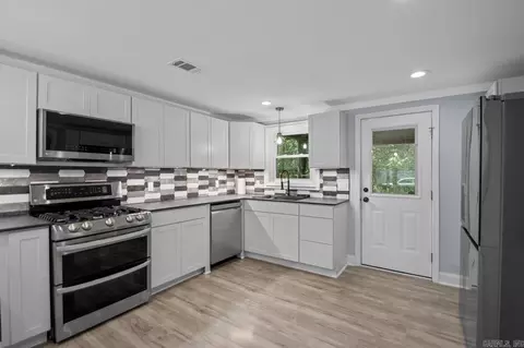 Kitchen - 2518 Wright Ave, Benton, AR 72019 photo 6 of 6