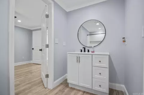 Bath - 2518 Wright Ave, Benton, AR 72019 photo 3 of 5