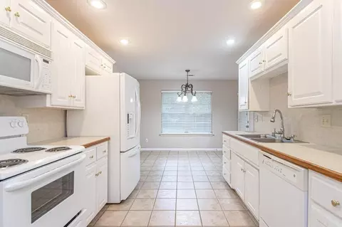 Kitchen - 1068 Pine Forest Dr, Benton, AR 72019 photo 2 of 3