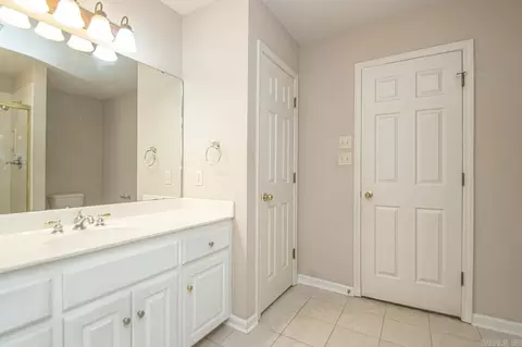Bath - 1068 Pine Forest Dr, Benton, AR 72019 photo 2 of 4