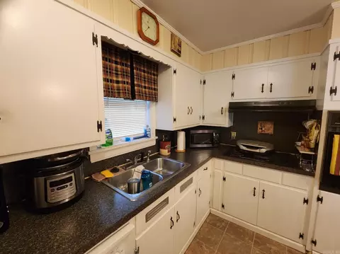 Kitchen - 23 Southwood, Pine Bluff, AR 71603 photo 2 of 4