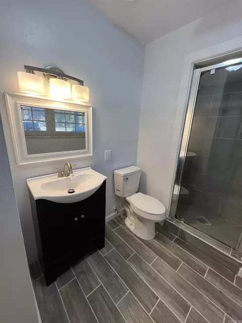 Bath - 903 S Washington St, Pine Bluff, AR 71601 photo 2 of 5