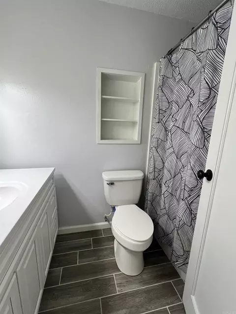 Bath - 903 S Washington St, Pine Bluff, AR 71601 photo 5 of 5
