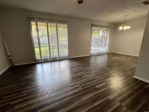 Living - 903 S Washington St, Pine Bluff, AR 71601 photo 2 of 4