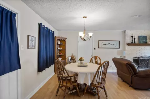 Dining - 2003 Doris, Benton, AR 72015 photo 2 of 3