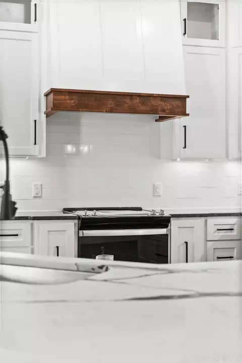 Kitchen - 14 Ules Watson Dr, Greenbrier, AR 72058 photo 3 of 6