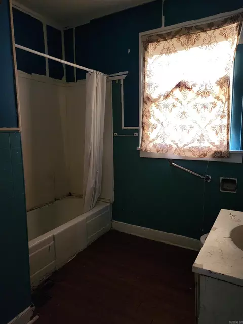 Bath - 210 W 18th Ave, Pine Bluff, AR 71603 photo 1 of 2