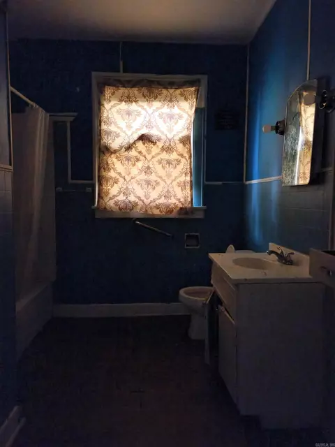 Bath - 210 W 18th Ave, Pine Bluff, AR 71603 photo 2 of 2