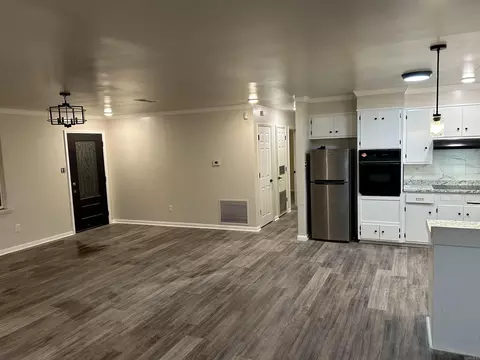 Living - 2600 W 37th Ave, Pine Bluff, AR 71603 photo 2 of 3