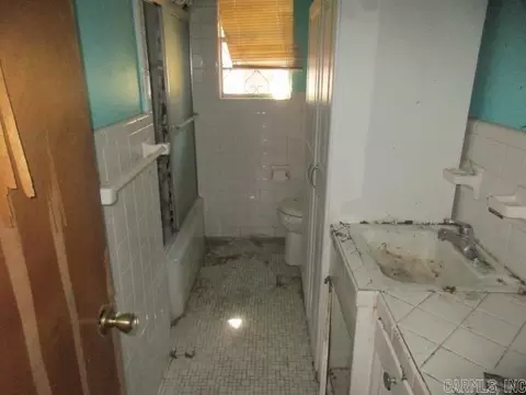 Bath - 2202 W 39th, Pine Bluff, AR 71603 photo 1 of 3