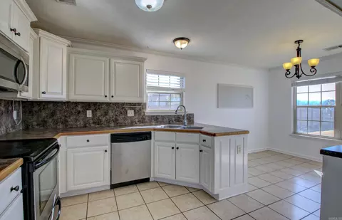 Kitchen - 61 Willow Lake Dr, Ward, AR 72176 photo 5 of 9