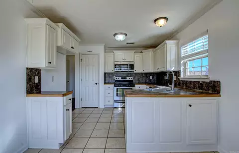 Kitchen - 61 Willow Lake Dr, Ward, AR 72176 photo 2 of 9