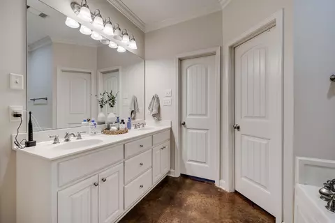 Bath - 5110 Trinity Xing, Conway, AR 72034 photo 2 of 5