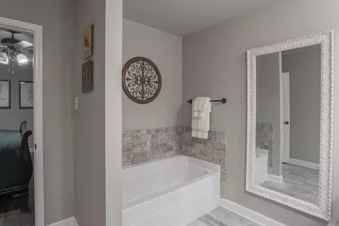 Bath - 48 Sierra Dr, Austin, AR 72007 photo 2 of 9