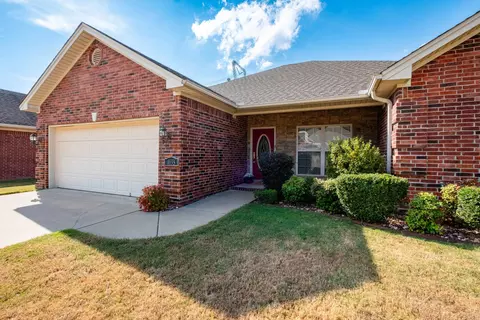 1135 Champions Dr, Conway, AR 72034 photo 1