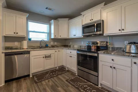 Kitchen - 13524 Mars Hl, Bauxite, AR 72011 photo 2 of 3