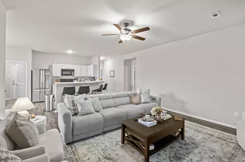 Living - 19 Erwin Dr, Austin, AR 72007 photo 2 of 2