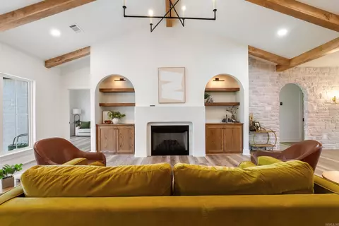 Living - 5 Evelyn Ln, Conway, AR 72032 photo 3 of 4