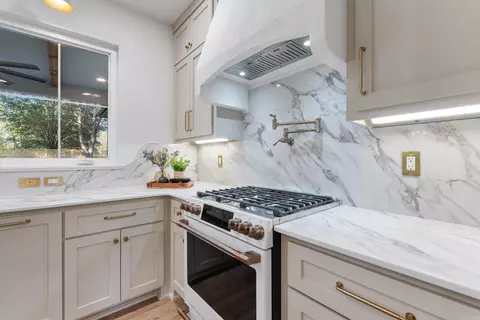 Kitchen - 5 Evelyn Ln, Conway, AR 72032 photo 6 of 9